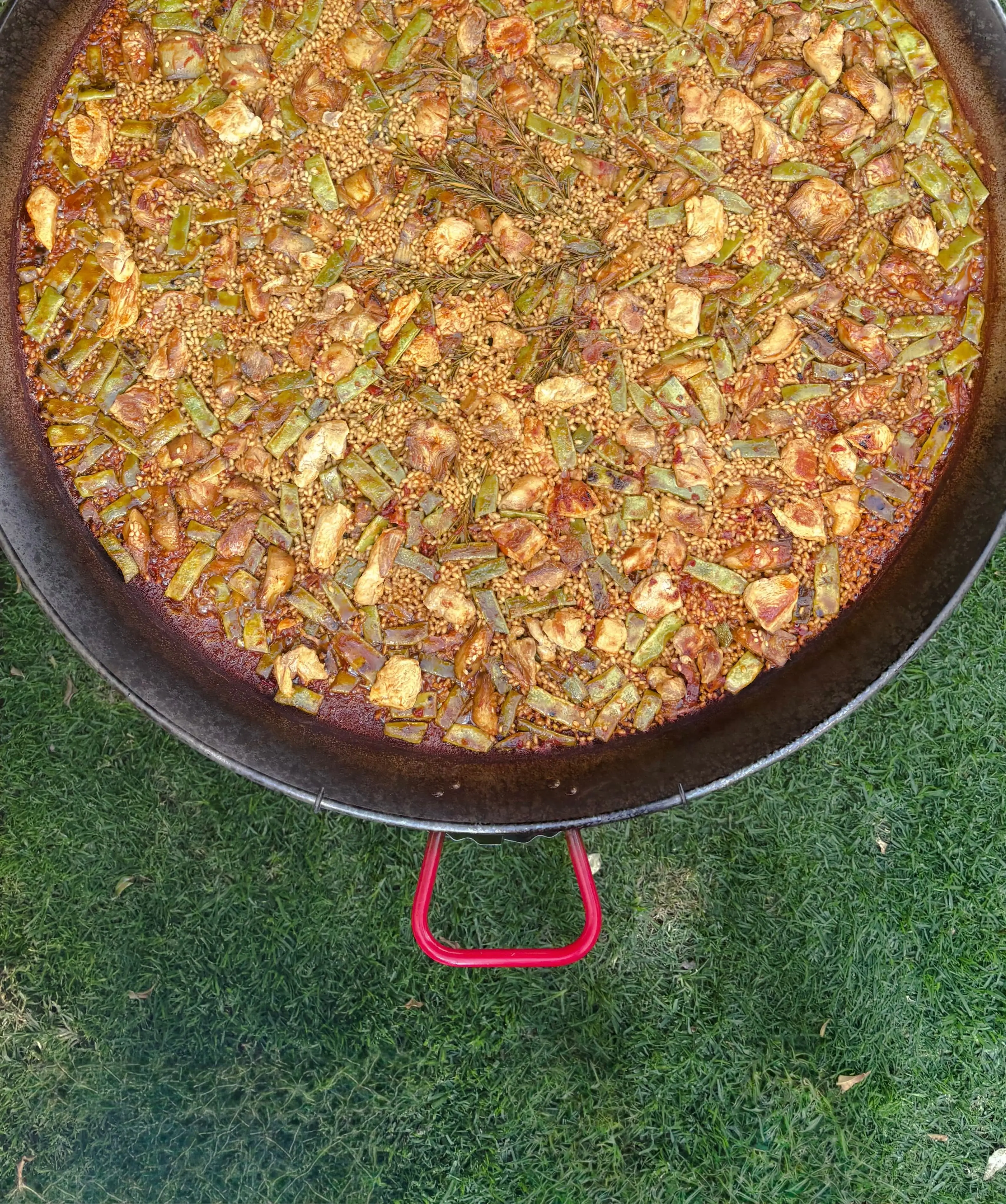 Paella tradicional española con arroz perfectamente cocinado